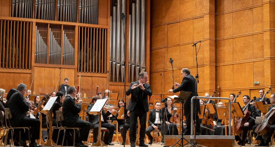 Emmanuel Pahud vystupuje so Swiss Orchestra a dirigentkou Lenou-Lisou Wüstendörfer v Grand Casino Bern v Berne
