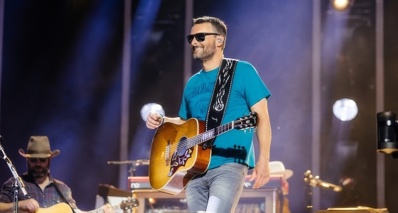 Eric Church nastopa v živo v amfiteatru Red Rocks v Denverju