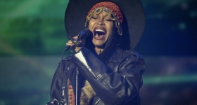 Erykah Badu en concert sur la scène du Royal Albert Hall à Londres
