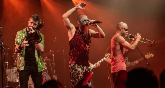 אסקורזו מופיעים בשידור חי במועדון Teatro Eslava - Ochoymedio במדריד