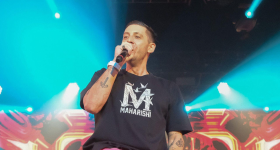 Si Example ay nagtatanghal nang live sa O2 Academy Glasgow sa lungsod ng Glasgow