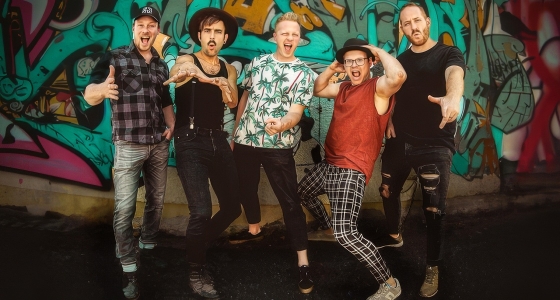 Fäaschtbänkler live auf der Bühne in der Posthalle Würzburg