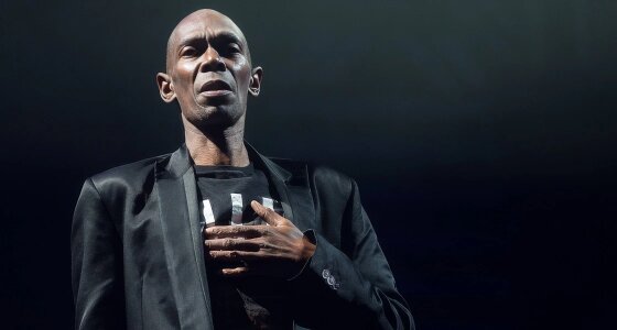 Faithless, Belfast Custom House Square'de canlı performans sergiliyor