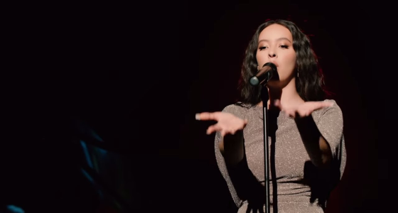 Faouzia opptrer live på Melkweg i Amsterdam