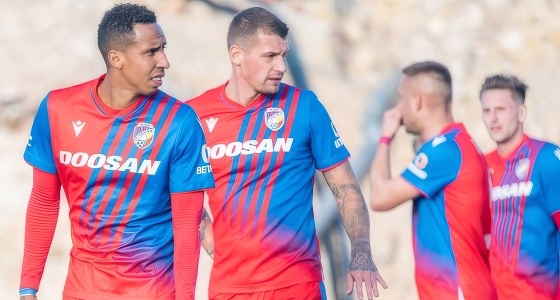 การแข่งขันฟุตบอลระหว่าง FC Viktoria Plzeň กับ Malmo FF ที่สนาม Stadion Doosan Arena ในเมือง Pilsen