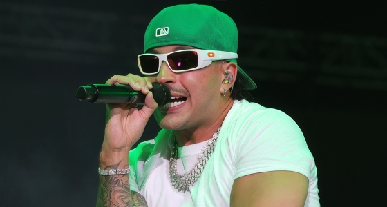 Feid duke performuar live në skenën e Eventim Apollo në Londër