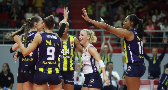 การแข่งขันวอลเลย์บอลระหว่างเฟเนร์บาห์เชและเบซิคตัสที่สนามบูร์ฮาน เฟเล็ก ในอิสตันบูล