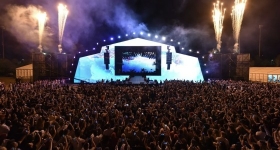 บรรยากาศการแสดงสดในงาน Festival Actual ที่ Palacio de los Deportes de La Rioja ในเมืองโลโกรญโญ