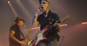 Fito & Fitipaldis actuando en directo en el Coliseum da Coruña de Santiago de Compostela