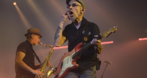 Fito & Fitipaldis actuando en directo en el Bizkaia Arena de Barakaldo