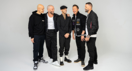 Grup Five tampil secara langsung di Ziggo Dome Amsterdam
