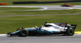 Formula 1 -autot kilpailemassa Yas Marina Circuitilla Abu Dhabissa
