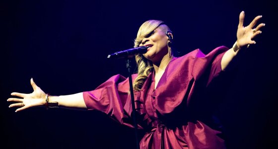 Gabrielle optræder live på scenen i De Montfort Hall i Leicester
