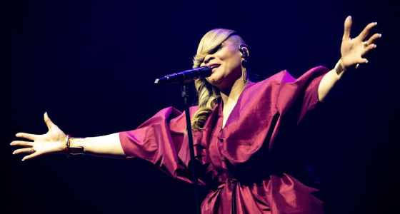 Gabrielle si esibisce dal vivo sul palco del Glee Club di Oxford