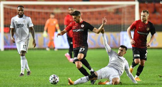 Partido de fútbol entre Gaziantep FK y Besiktas en el Kalyon Stadyumu de Gaziantep