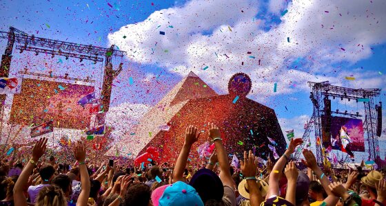 Atmosfera de la Festivalul Glastonbury pe Worthy Farm din Pilton