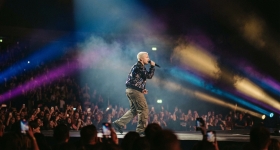 Gracie Abrams esinemas live-kontserdil Berliini Velodromil