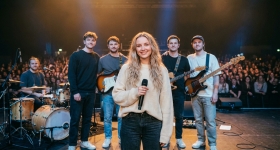 Gracie Abrams nastupa uživo u dvorani Mitsubishi Electric Halle u Düsseldorfu