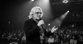 גוסטבו סנטאולאיה בהופעה חיה במרכז לאמנויות הבמה זורלו באיסטנבול