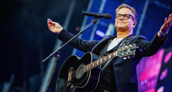 Guus Meeuwis actuando en directo en el Ahoy Rotterdam de Róterdam
