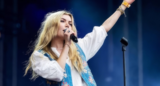 Hannah Mae vystupuje naživo v koncertnej hale AFAS Live v Amsterdame