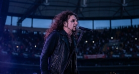 Hayko Cepkin kemur fram í beinni útsendingu á Tüpraş leikvanginum í Istanbúl