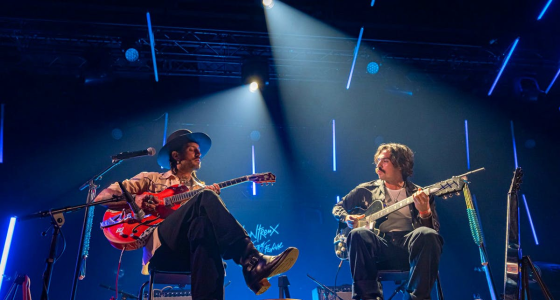 Hermanos Gutiérrez in concerto sul palco dell'Eventim Apollo a Londra