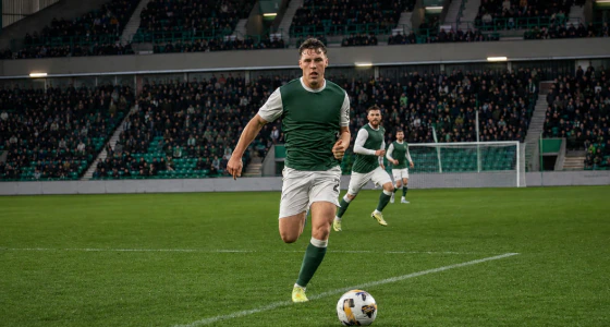 Trận đấu bóng đá giữa Hibernian FC và Rangers FC tại sân vận động Easter Road ở Edinburgh