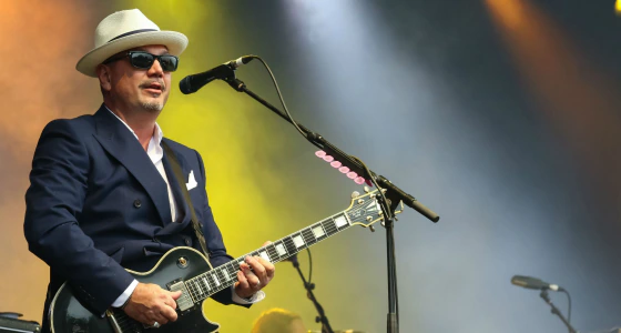 Huey Morgan, Bristol'daki Electric Bristol sahnesinde canlı performans sergiliyor