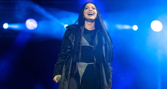 INNA en concert sur la scène de l'AFAS Live à Amsterdam