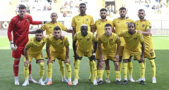 Futbola spēle starp Istanbulspor un Kayserispor Necmi Kadıoğlu Stadyumu stadionā Stambulā