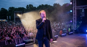 Si James Blunt na nagtatanghal nang live sa Forest National sa Brussels