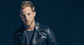 Si James Morrison na nagtatanghal nang live sa Cambridge Corn Exchange sa lungsod ng Cambridge