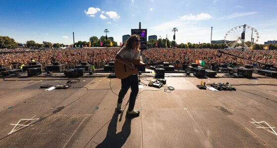 Jamie Webster esiintymässä livenä O2 Academy Leicesterin lavalla Leicesterissä
