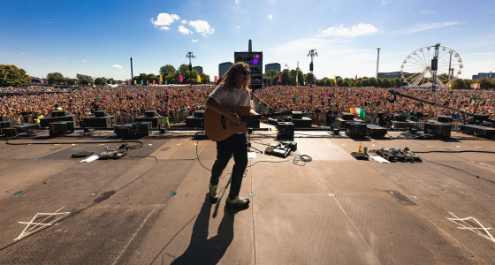 Jamie Webster si esibisce dal vivo alla Manchester Academy di Manchester