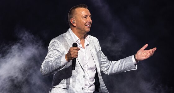 Jannes, Rotterdam'daki Ahoy Rotterdam sahnesinde canlı performans sergiliyor