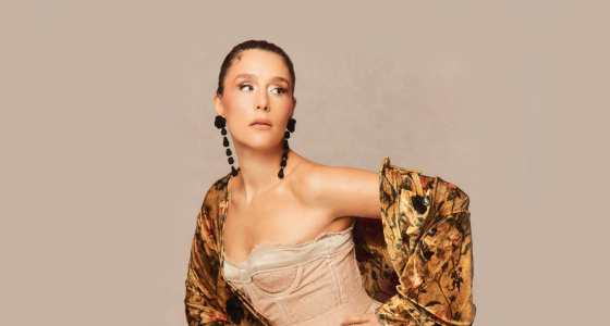 Jessie Ware podczas występu na żywo w klubie SaSaZu w Pradze