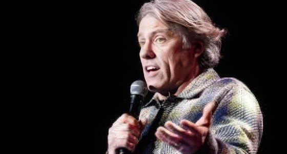 John Bishop nastupa uživo u dvorani Co-op Live u Manchesteru