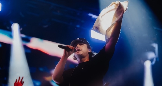 Joji si esibisce dal vivo sul palco della Qudos Bank Arena a Sydney