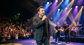 이스탄불 하르비예 제밀 토푸줄루 야외극장에서 공연하는 케난 도굴루