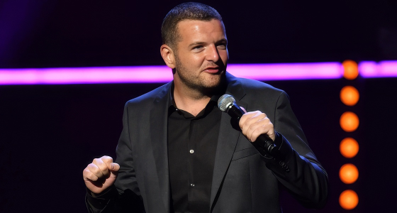 Kevin Bridges, Londra'daki The Tabernacle mekanında stand-up gösterisi sergiliyor