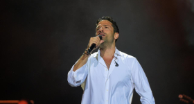 Konstantinos Argiros cântând live la Harbiye Cemil Topuzlu din Istanbul