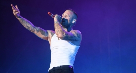 Si Kontra K na nagtatanghal nang live sa Uber Arena sa Berlin