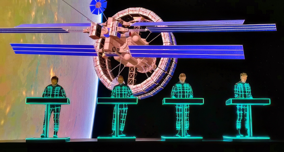 Kraftwerk actuando en directo en el escenario del O2 Apollo de Manchester