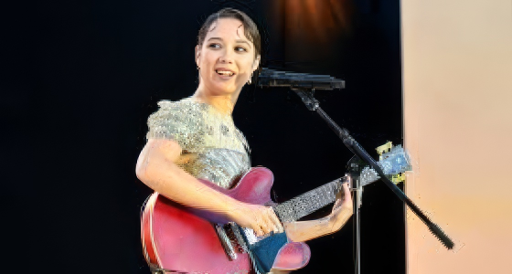 Laufey en concert sur la scène de la Spark Arena à Auckland