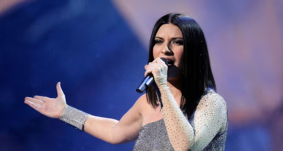 Laura Pausini vystupuje naživo ve Forest National v Bruselu