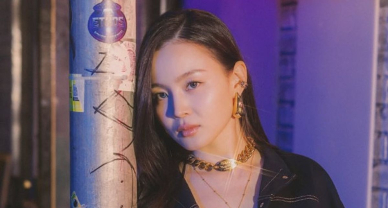 Si Lee Hi ay nagtatanghal nang live sa Enmore Theatre sa Sydney