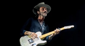 Leiva actuando en directo en el escenario del Estadio José Copete en Albacete