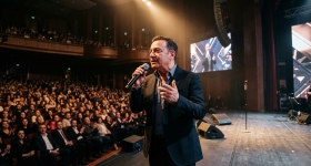 Levent Yüksel při symfonickém koncertě v Atatürk Kültür Merkezi Opera Salonu v Istanbulu