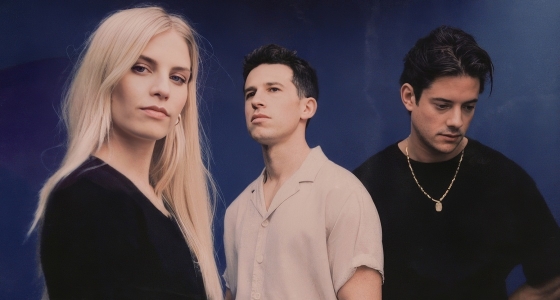 การแสดงสดของวง London Grammar ในงาน Lido Festival ที่ Victoria Park ในกรุงลอนดอน